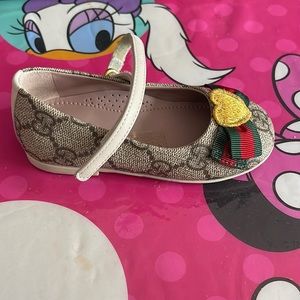 Little girls Gucci size 21 gently used. I have a set of twins so I have two pair